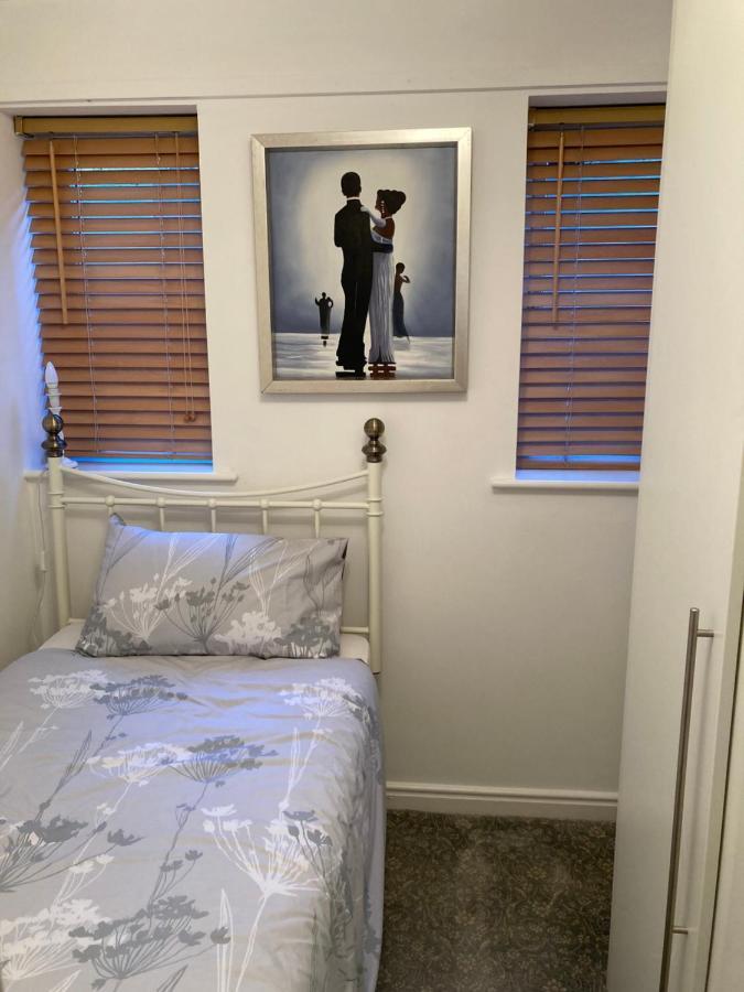 Modern 2 Bedroom Ground Floor With Parking Centre Apartment